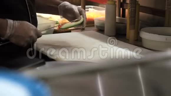 寿司卷的制作过程把鳄梨切成薄片准备好的寿司卷视频的预览图