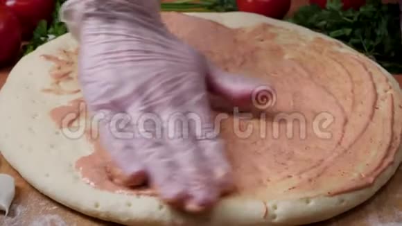 加酱意大利披萨框架奶酪是在比萨的基础上撒在番茄酱上的厨师的特写视频的预览图