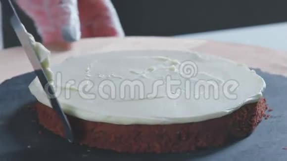 糖果师使用糕点刮刀将饼干奶油等同起来视频的预览图