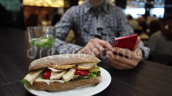 夹着鸡肉和蔬菜的三明治在盘子里视频的预览图