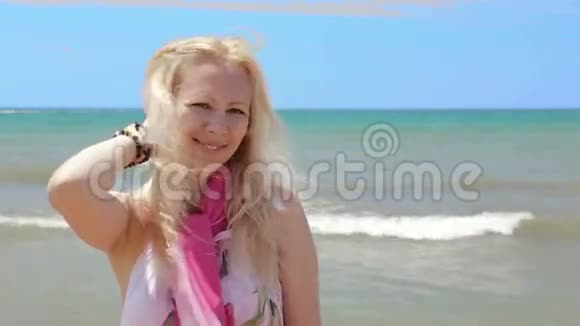 女士在海边玩得很开心视频的预览图