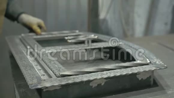 锻造车间在桌子上史密斯手工制作在产品上工作尺角磨机铁匠制造视频的预览图