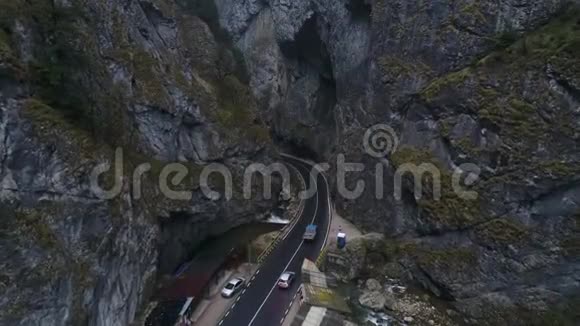 山中寂寞的路道路上有交通60fps4k视频的预览图