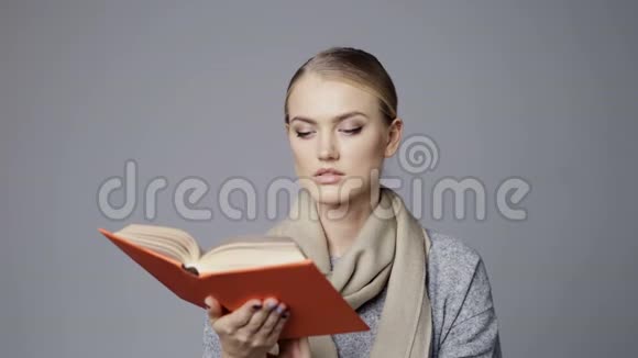年轻开朗的女性在看书视频的预览图