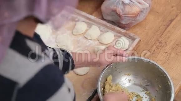 女人烹饪自制甜甜圈视频的预览图