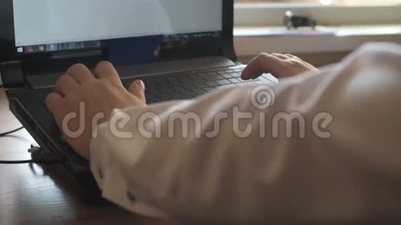 笔记本电脑键盘输入在笔记本电脑键盘上用手触摸打字视频的预览图