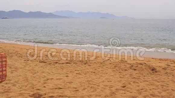 年轻的金发母亲小女儿来到海滩铺垫子视频的预览图