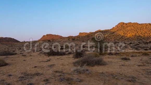五颜六色的日出在纳米比亚沙漠澳大利亚纳米比亚非洲晴朗的天空发光的岩石和山丘时间流逝的视频视频的预览图