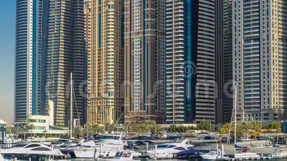 在白天关闭迪拜最高的码头景观视频的预览图