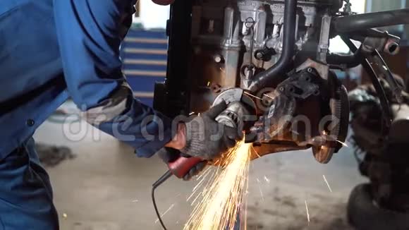 汽车发动机的修理修理工从事电机发动机的修理视频的预览图
