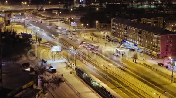 夜间城市道路交通汽车在十字路口行驶的时间流逝俄罗斯视频的预览图