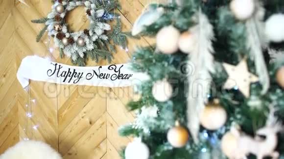 圣诞树花环背景上的新年快乐标志视频的预览图