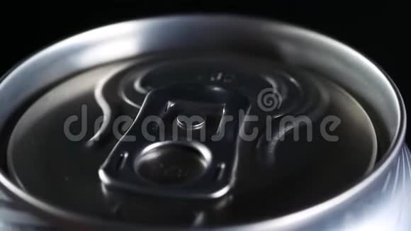 冷饮在黑色背景下旋转视频的预览图