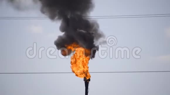 冒烟的煤气火炬环境污染油田火炬系统视频的预览图
