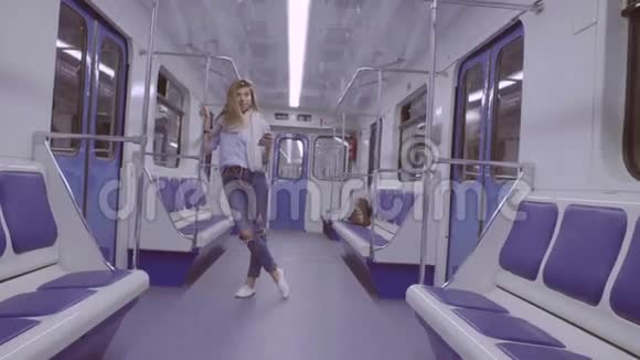 年轻女子在地铁里跳舞视频的预览图