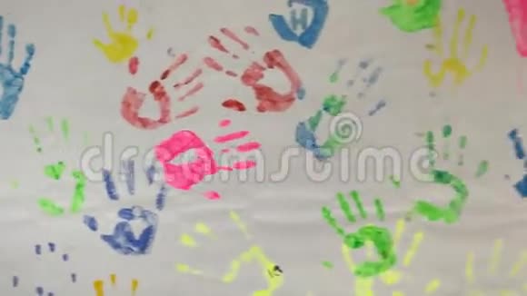 多种颜色的人手印在墙上视频的预览图