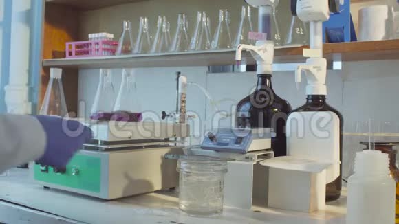 化学实验室用煮沸的溶液覆盖视频的预览图