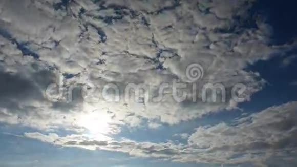 带有云层和耀斑的太阳背景时间推移电影视频的预览图