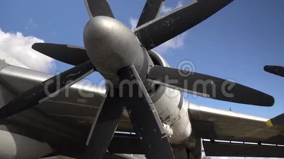 旧的复古运输机的发动机和螺旋桨飞机碎片视频的预览图