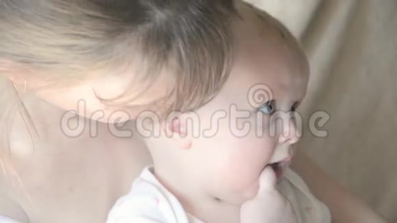 美丽温柔的妈妈和可爱的小宝宝在床上玩耍的特写镜头视频的预览图