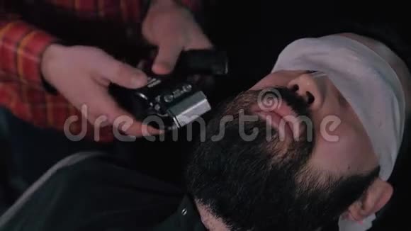 自信的人在理发店拜访发型师把胡子剪好视频的预览图
