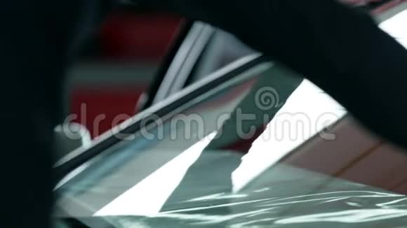 两个人的特写镜头检查车间的挡风玻璃是否有裂缝视频的预览图