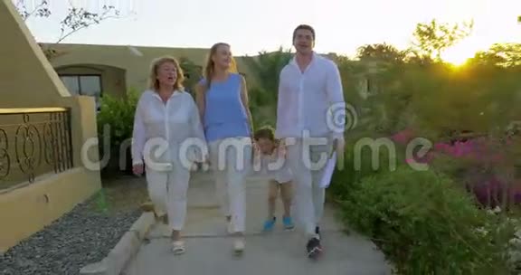 晚上家人在度假村散步视频的预览图