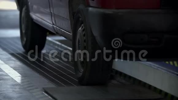 汽车停在车间的某个地方视频的预览图