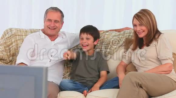 一家人在电视前大笑视频的预览图