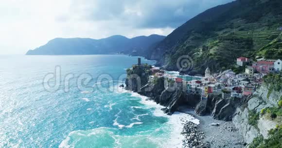 从空中俯瞰旅行的地标性目的地Vernazza地中海小镇KinqueTerre国家公园Liguria视频的预览图