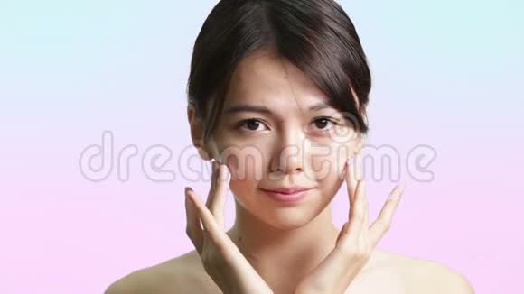 年轻的中国女人用面霜视频的预览图