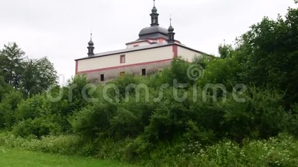 泛观夏季景观背景修道院视频的预览图