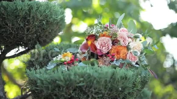 精心拍摄的美丽婚礼花束视频的预览图