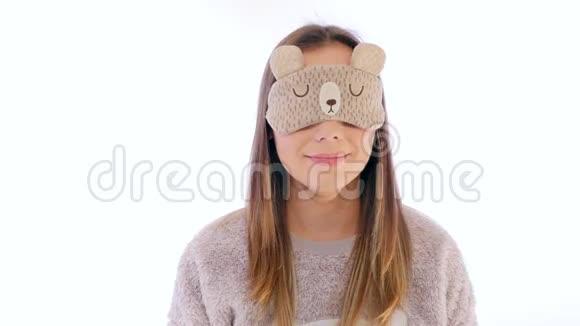 年轻女子脱眠面具与街头视频的预览图