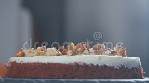 慢动作糖果师准备一个巧克力海绵蛋糕视频的预览图