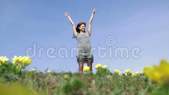 年轻快乐的女士在草地上积极向上视频的预览图