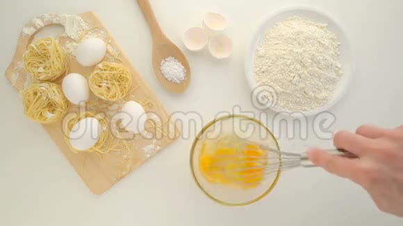 用鸡蛋煮生鸡蛋放在盘子里面粉放在桌子上视频的预览图