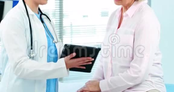 女医生在一份报告上与病人互动视频的预览图