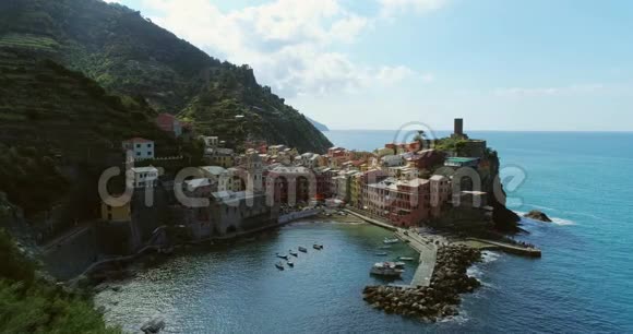 从空中俯瞰旅行的地标性目的地Vernazza一个地中海小镇CinqueTerre国家公园利古里亚视频的预览图