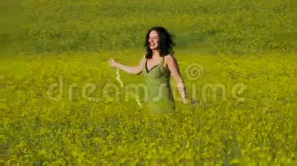 穿着绿色太阳服的可爱女士在田野上散步视频的预览图