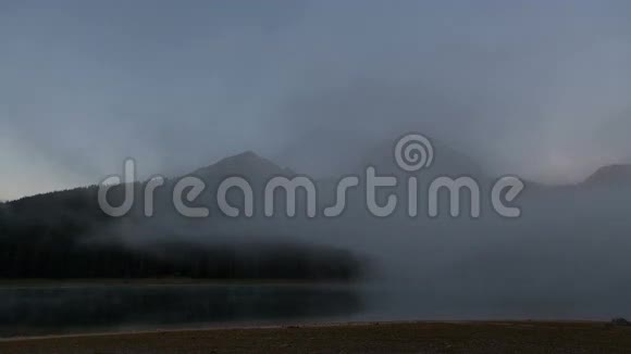 美丽神秘湖的时光流逝黑湖杜米特国家公园视频的预览图