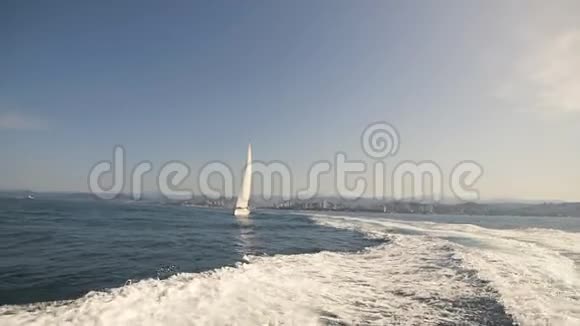 蓝色海洋中白色帆船的迷人海景视频的预览图