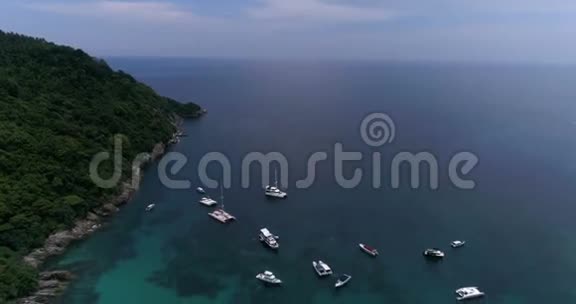 KohRachaYai岛船舶港口俯视图视频的预览图