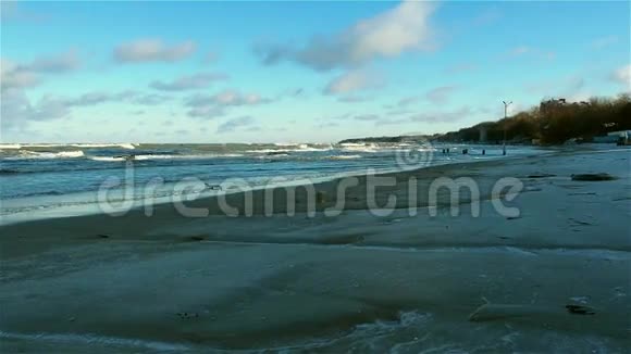 暴风雨过后的冬季沙滩用泡沫卷成大浪视频的预览图