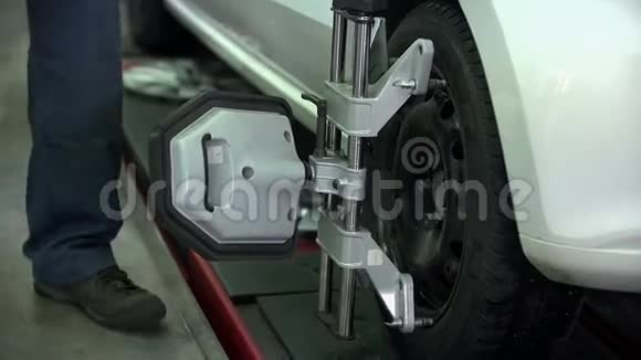 机械师解开固定在轮胎上的零件视频的预览图