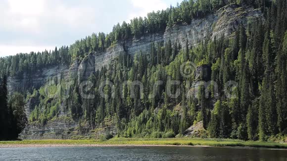 俄罗斯乌拉尔河附近的落基山景观视频的预览图