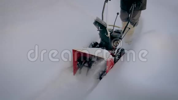 在冬天一个人清理雪后的道路除雪机视频的预览图