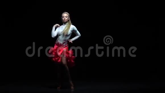 女子舞交谊舞体育舞背景黑暗慢动作视频的预览图