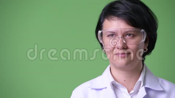 幸福美丽的女医生戴着护目镜思考视频的预览图