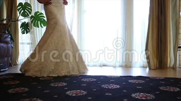 新娘早上穿婚纱新娘在房间里关门视频的预览图